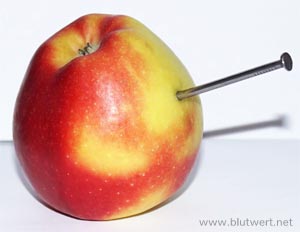 Apfel mit (rostigem) Nagel: Veraltete Therapie gegen Eisenmangel